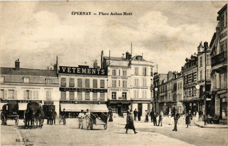 Carte postale ancienne Epernay - Place Auban Moet à Épernay