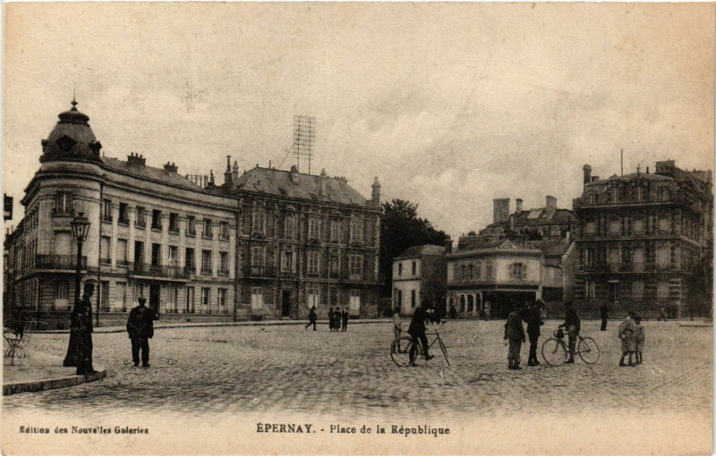 Carte postale ancienne Epernay - Place de la République à Épernay