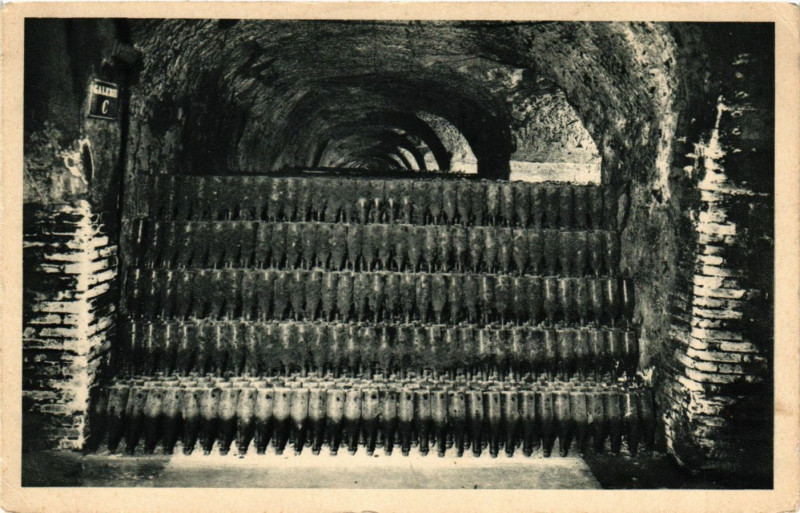 Carte postale ancienne Une masse de 120. 000 bouteilles