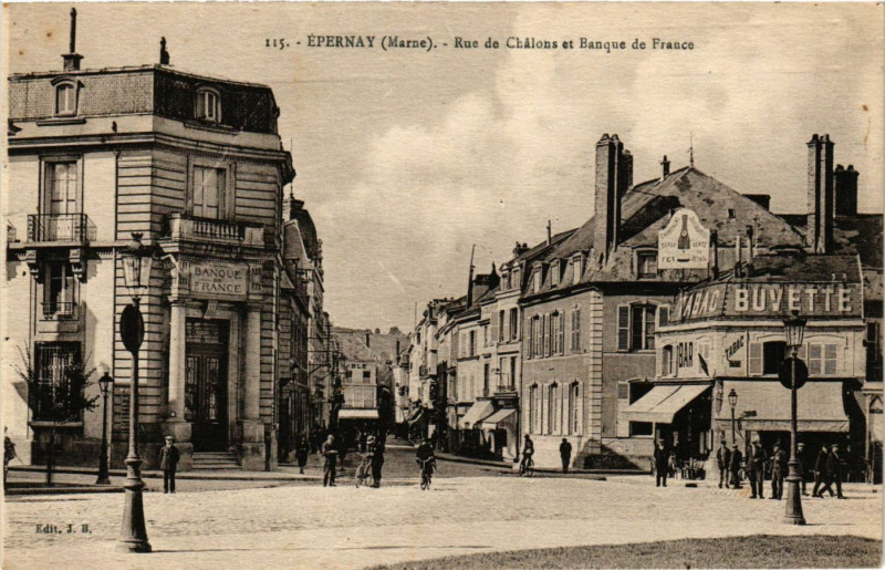 Carte postale ancienne Epernay - Rue de Chalons et Banque de France à Épernay