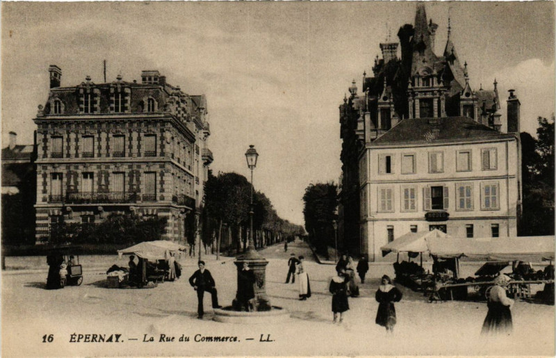 Carte postale ancienne Epernay - La Rue du Commerce à Épernay