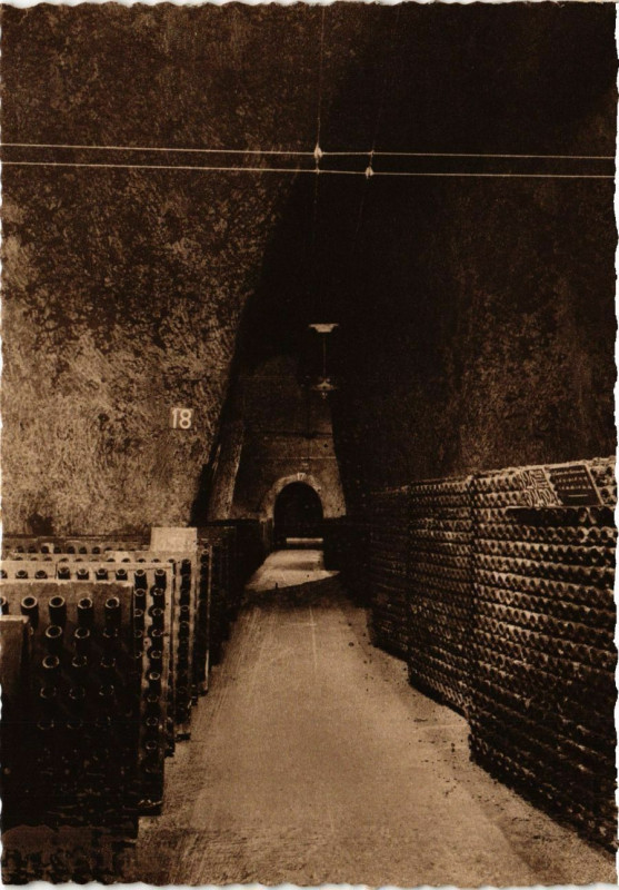 Carte postale ancienne Champagne Pommery & Greno - Reims - Enfilade de crayéres l'origne à Reims