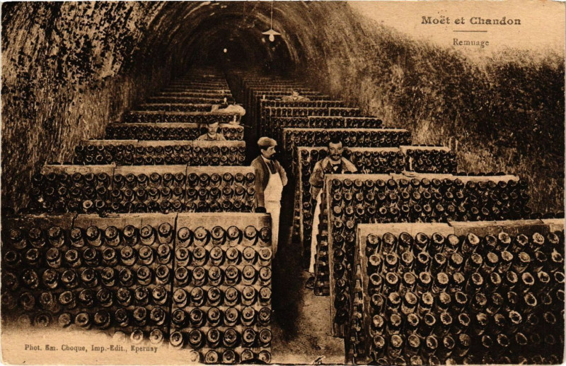 Carte postale ancienne Moet et Chandon - Remuage