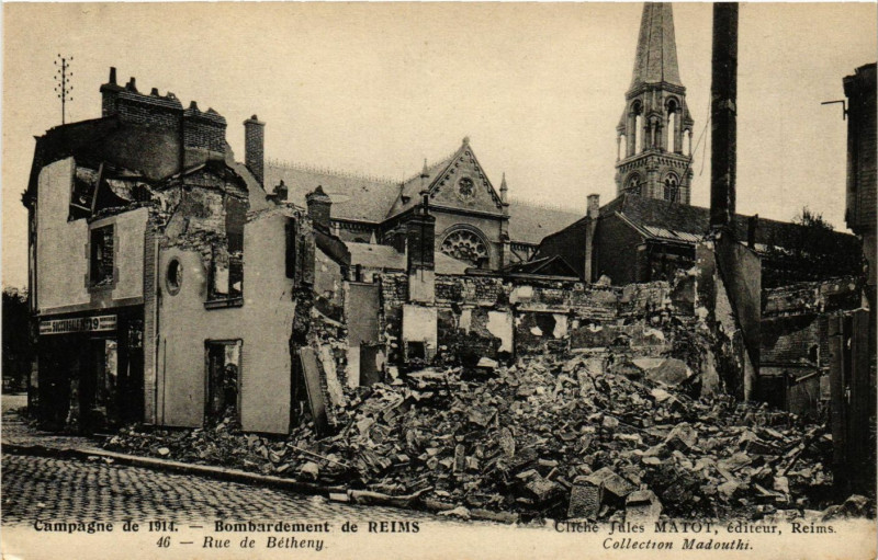 Carte postale ancienne Campagne de 1914 - Bombardement de Reims - Rue de Bétheny à Reims