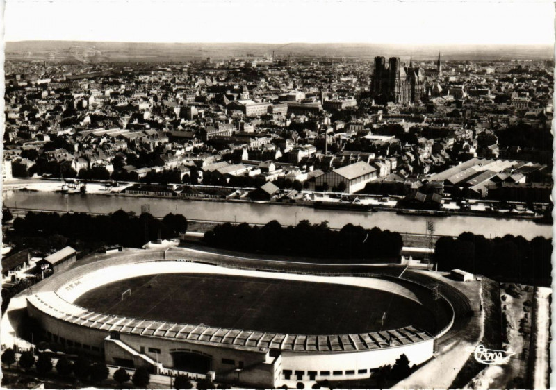 Carte postale ancienne Reims - La Stade Véledrome et vue générale à Reims
