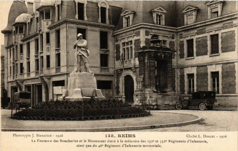 Carte postale ancienne Reims La Fontaine des Boucheries et le Monument élevé a la mémoire à Reims