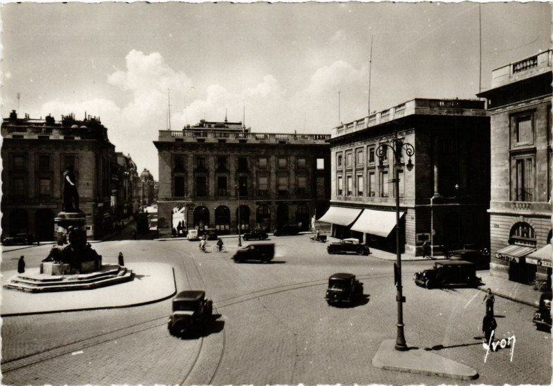 Carte postale ancienne Reims - Place Royale - Statue de Louis Xv à Reims