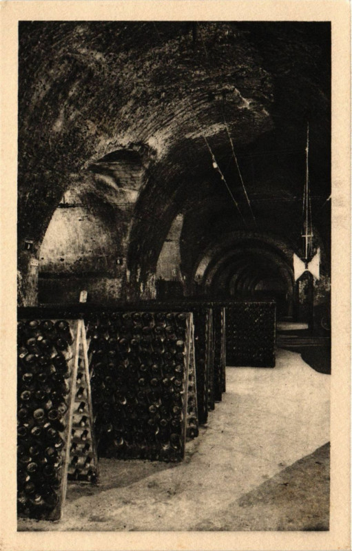 Carte postale ancienne Vins sur pupitres durant Le Remuage