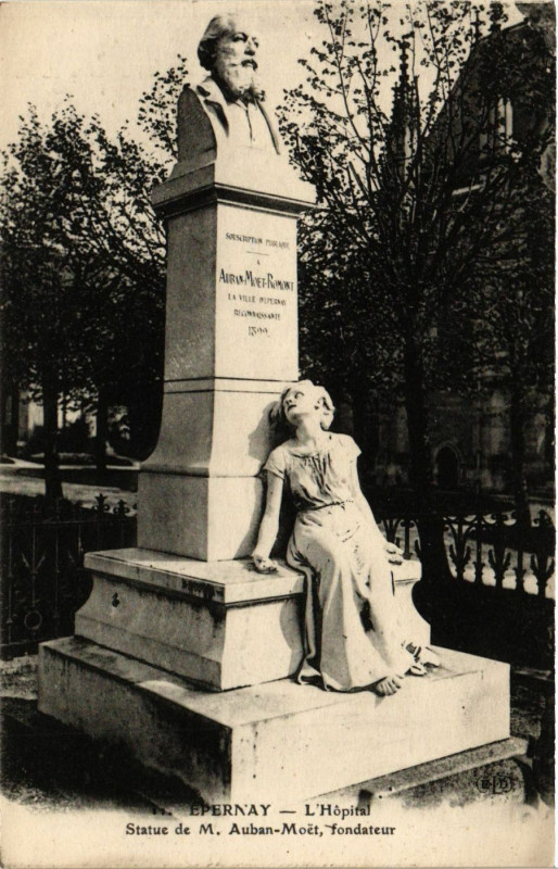 Carte postale ancienne Epernay - L'Hopital - Statue de M. Auban-Moét fondateur à Épernay