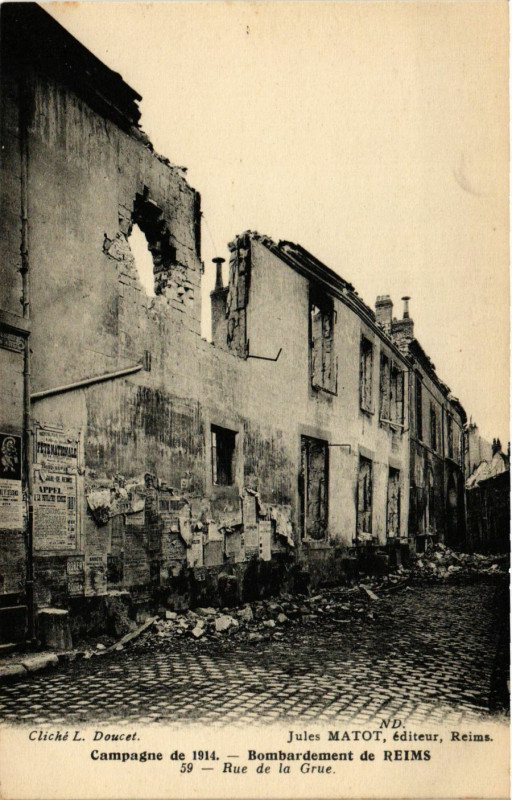 Carte postale ancienne Campagne de 1914 - Bormardement de Reims - Rue de la Grue à Reims