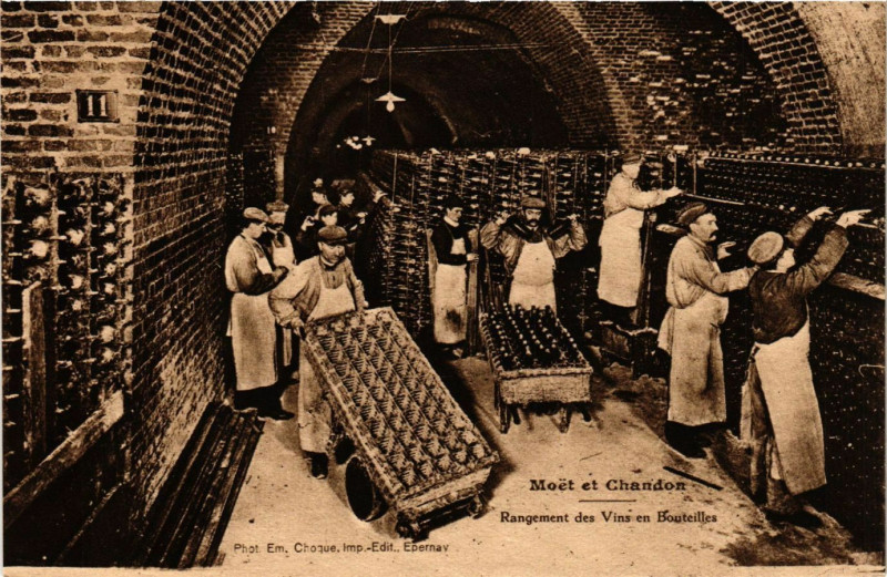 Carte postale ancienne Moet et Chandon - Rangement des Vins en Bouteilles