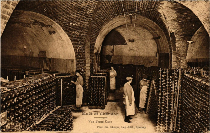 Carte postale ancienne Moet et Chandon - Vue d'une Cave