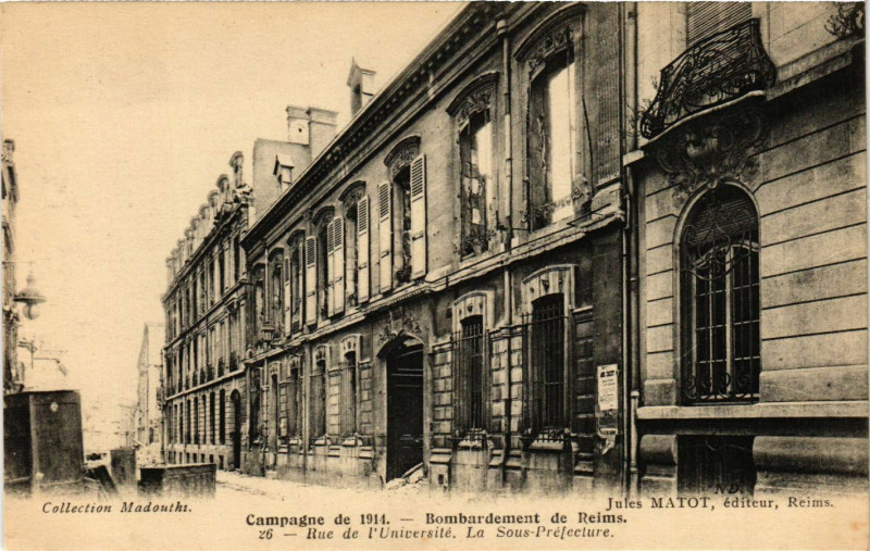 Carte postale ancienne Campagne de 1914-Borbardement de Reims Rue de l'Université. Sous à Reims