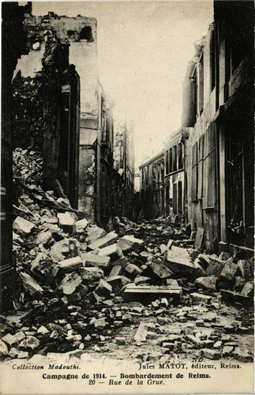Carte postale ancienne Campagne de 1914 - Bormardement de Reims - Rue de la Grue à Reims
