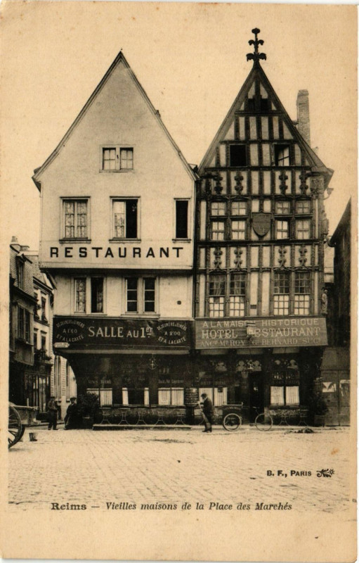 Carte postale ancienne Reims - Vieilles maisons de la Place des Marchés à Reims