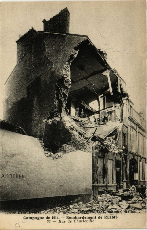 Carte postale ancienne Campagne de 1914 - Bombardement de Reims - Rue de Charleville à Reims