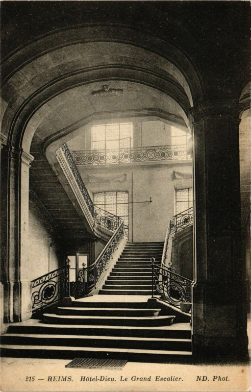 Carte postale ancienne Reims - Hotel-Dieu. Le Grand Escalier à Reims