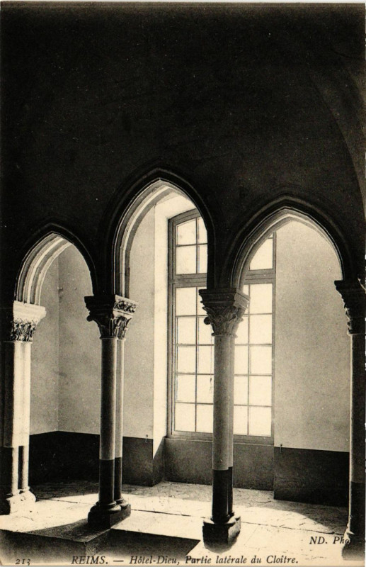 Carte postale ancienne Reims - Hotel-Dieu Partie latérale de Cloitre à Reims