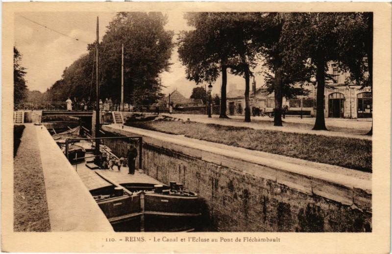 Carte postale ancienne Reims - Le Canal et l'Ecluse au Pont de Fléchambault à Reims