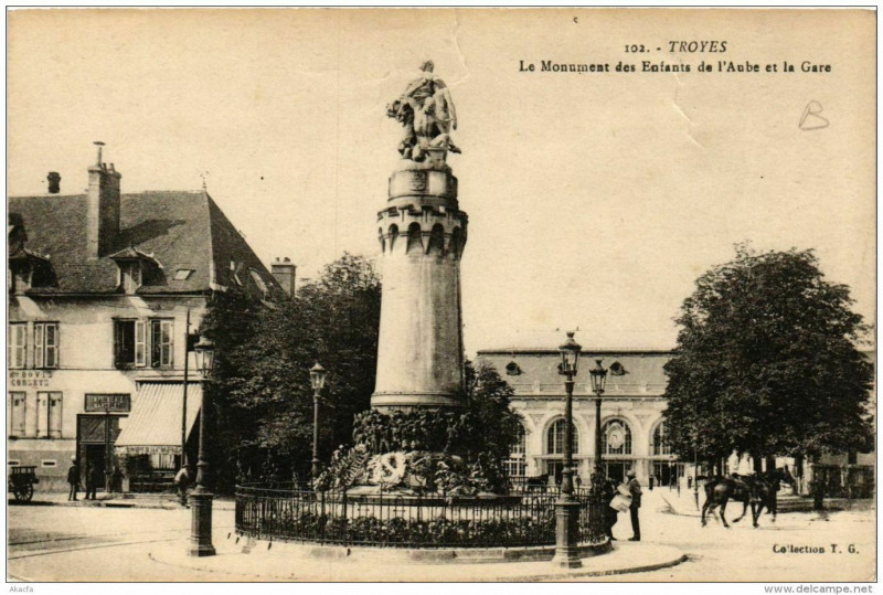 Carte postale ancienne Troyes Le Monument des Enfants de l'Aube et la Gare à Troyes