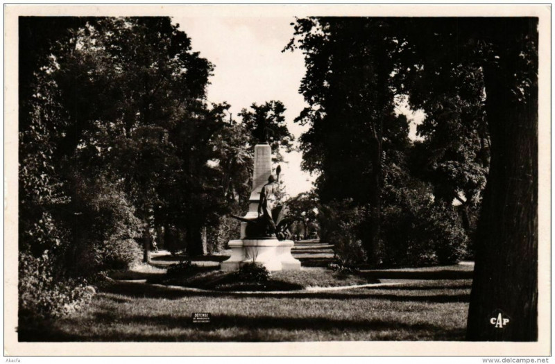 Carte postale ancienne Troyes Parc de la Gare à Troyes