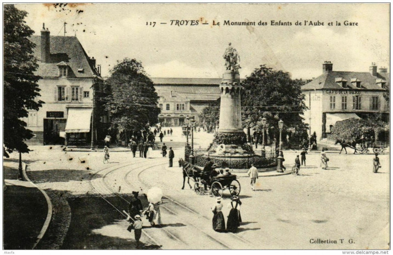 Carte postale ancienne Troyes Le Monument des Enfants de l'Aube et la Gare à Troyes