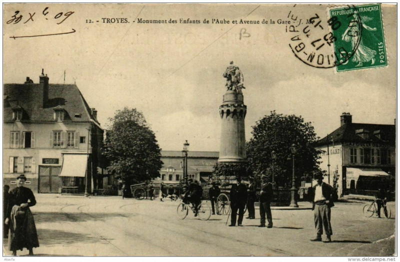 Carte postale ancienne Troyes Monument des Enfants de l'Aube et Av. de la Gare à Troyes