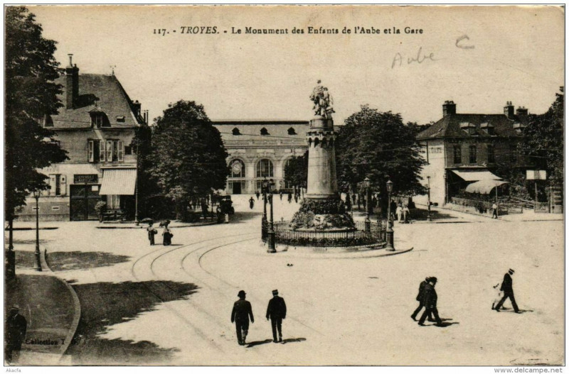 Carte postale ancienne Troyes Le Monument des Enfants de l'Aube et la Gare à Troyes