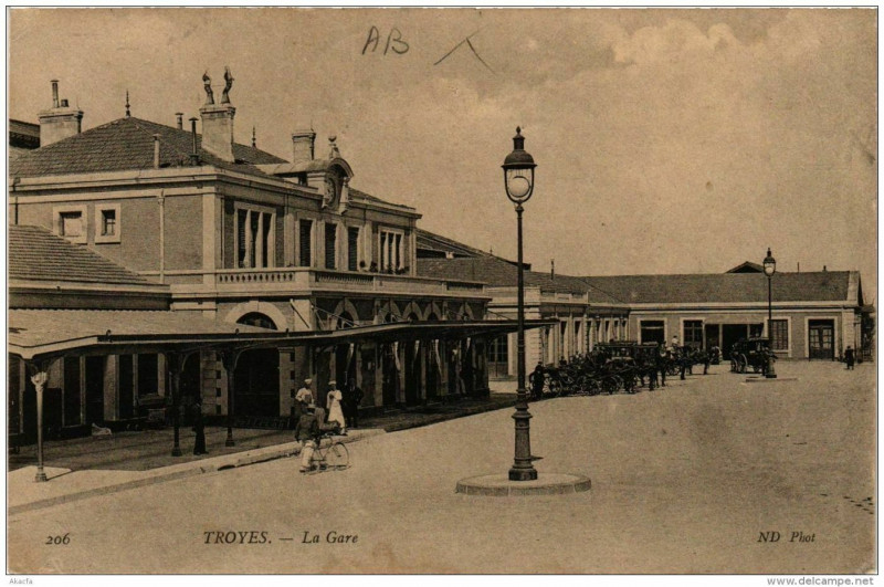 Carte postale ancienne Troyes La Gare à Troyes