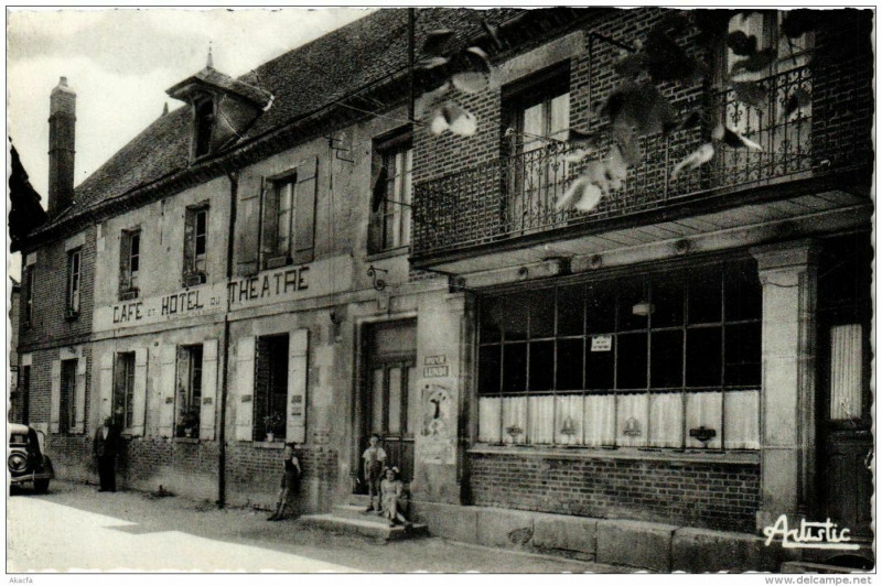 Carte postale ancienne Estissac Café du Théatre à Estissac