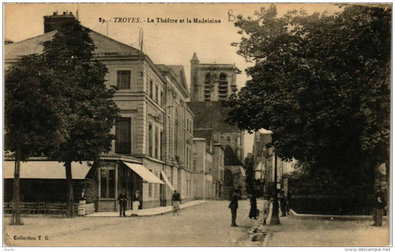 Carte postale ancienne Troyes Le Théatre et la Madeleine à Troyes