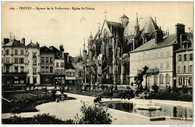 Carte postale ancienne Troyes Square de la Préfecture Eglise Saint-Urbain à Troyes