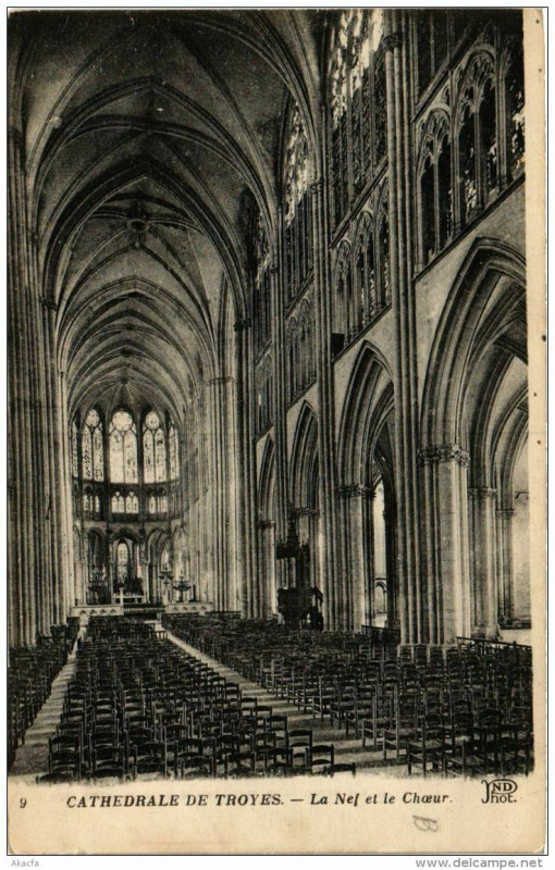 Carte postale ancienne Troyes Cathédrale La Nef et le Choeur à Troyes