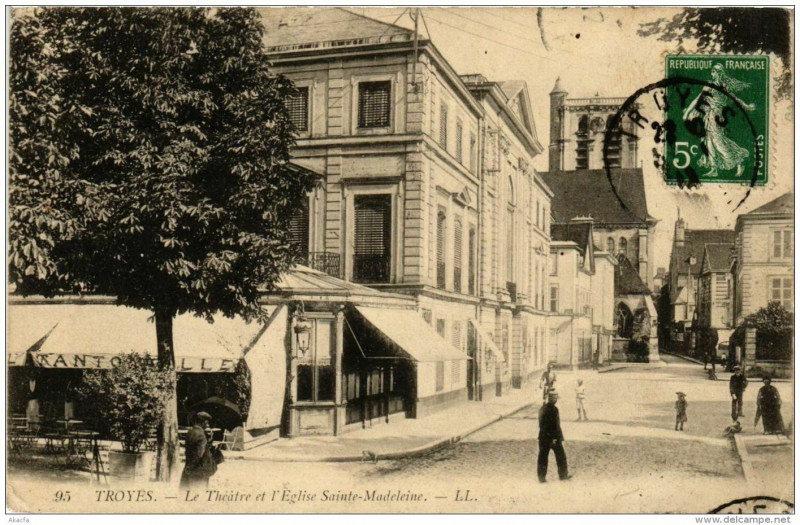 Carte postale ancienne Troyes Le Théatre et l'Eglise Sainte-Madeleine à Troyes