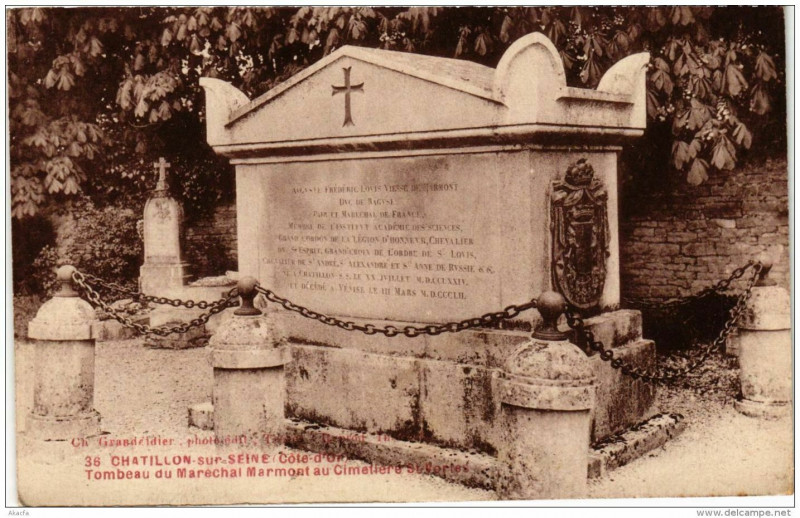 Carte postale ancienne Chatillon-sur-Seine Tombeau du Maréchal Marmont au Cimetiere