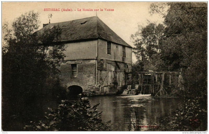 Carte postale ancienne Estissac Le Moulin sur la Vanne à Estissac