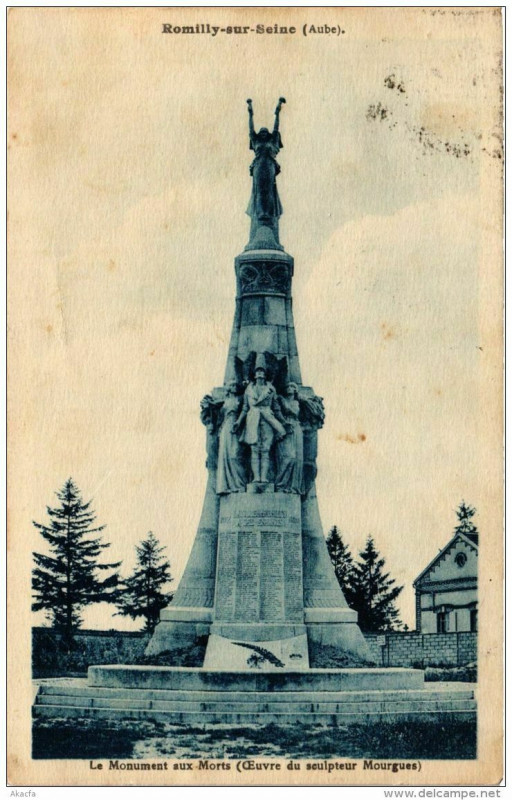 Carte postale ancienne Romilly-sur-Seine Le Monument aux Morts à Romilly-sur-Seine