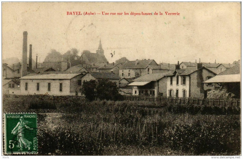Carte postale ancienne Bayel Une rue sur les dépendances de la Verrerie à Bayel