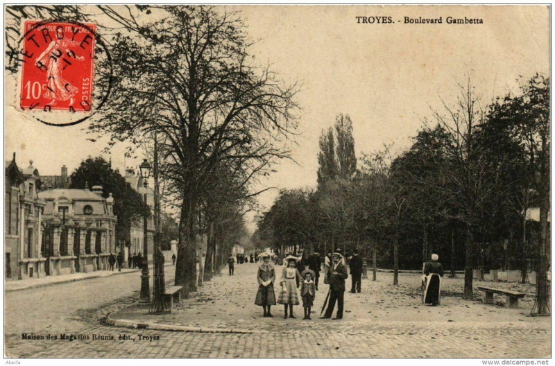 Carte postale ancienne Troyes Boulevard Gambetta à Troyes