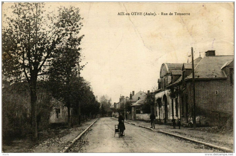 Carte postale ancienne Aix-en-Othe Rue de Tonnerre