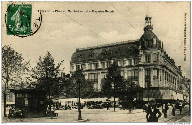 Carte postale ancienne Troyes Place du Marché-Central Magasins Reunis à Troyes