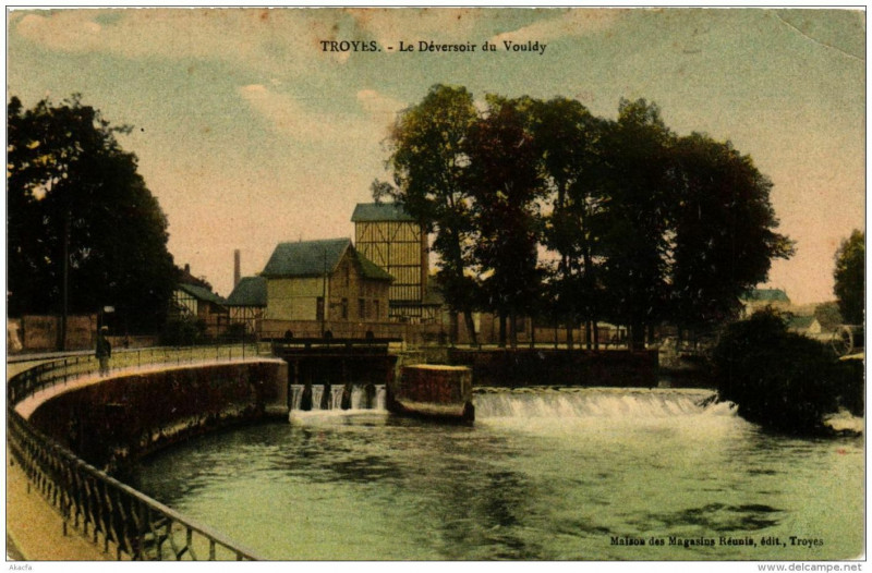 Carte postale ancienne Troyes Le Deversoir du Vouldy à Troyes