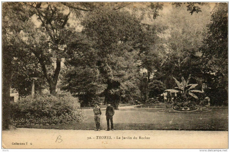 Carte postale ancienne Troyes Le Jardin du Rocher à Troyes