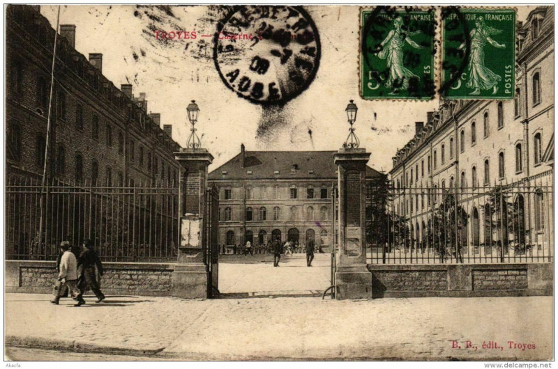 Carte postale ancienne Troyes Caserne Beurnonville à Troyes