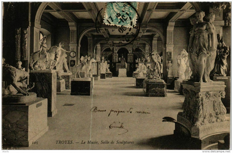 Carte postale ancienne Troyes Le Musée Salle de Sculptures à Troyes