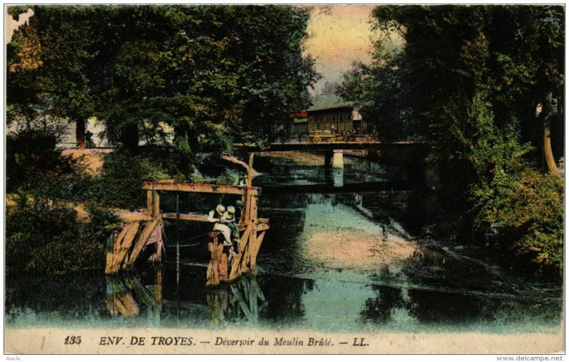 Carte postale ancienne Env. de Troyes Deversoir du Moulin Brule à Troyes