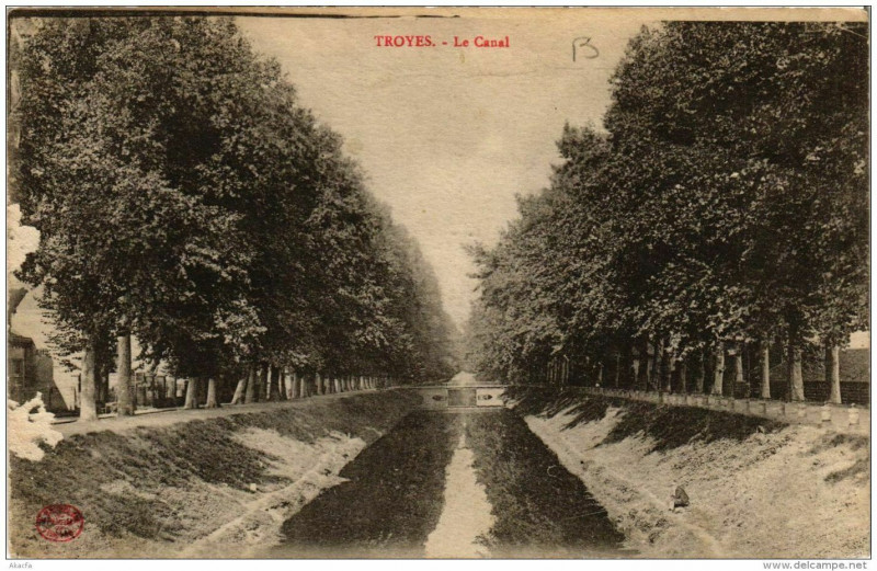 Carte postale ancienne Troyes Le Canal à Troyes