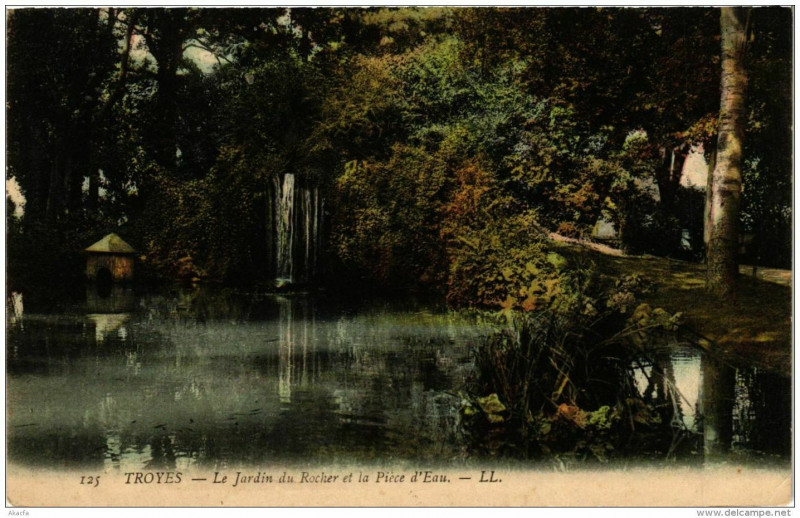 Carte postale ancienne Troyes Le Jardin du Rocher et la Piéce d'Eau à Troyes