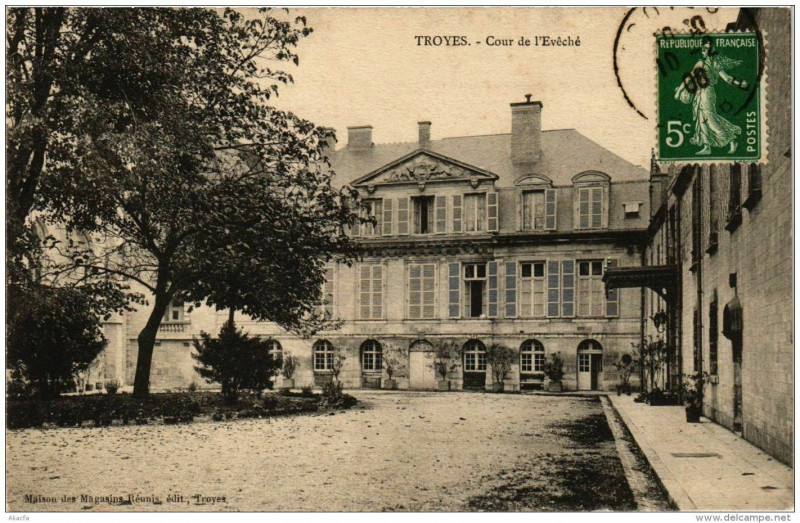 Carte postale ancienne Troyes Cour de l'Evéche à Troyes