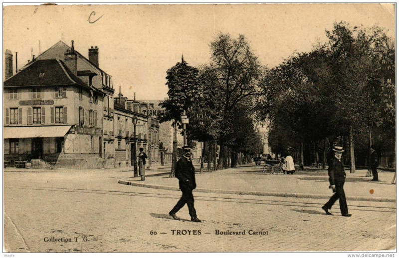 Carte postale ancienne Troyes Boulevard Carnot à Troyes